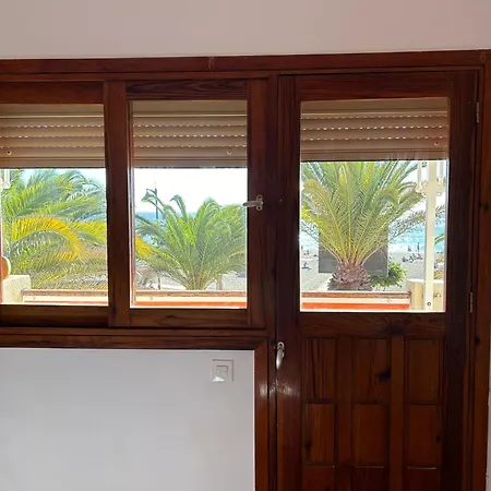 Апартаменты Veramar Prime Beachfront Location, Free Parking, Steps To The Лос Кристианос